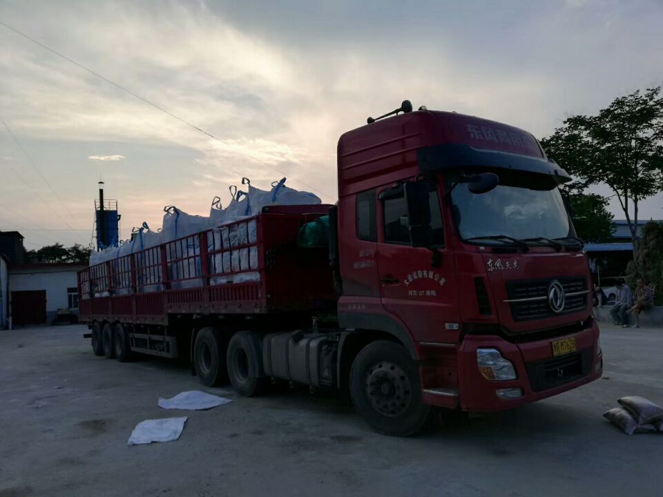 64噸分子篩，發(fā)往廣東，倆車(chē)輪著裝，裝到天黑。